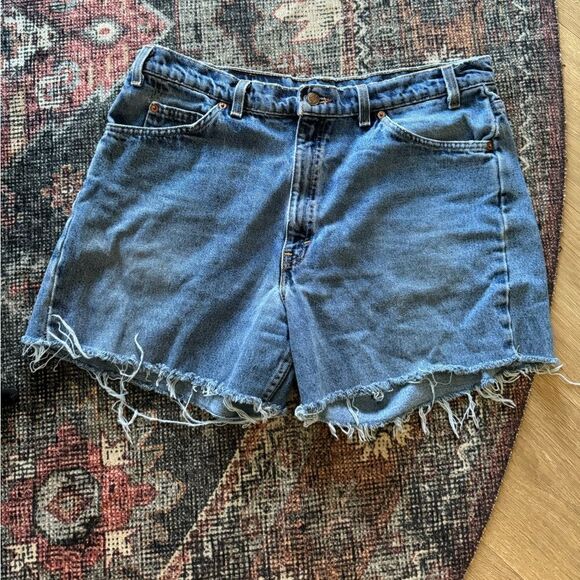Vintage Levis 550 cutoff denim shorts - Picture 2 of 4